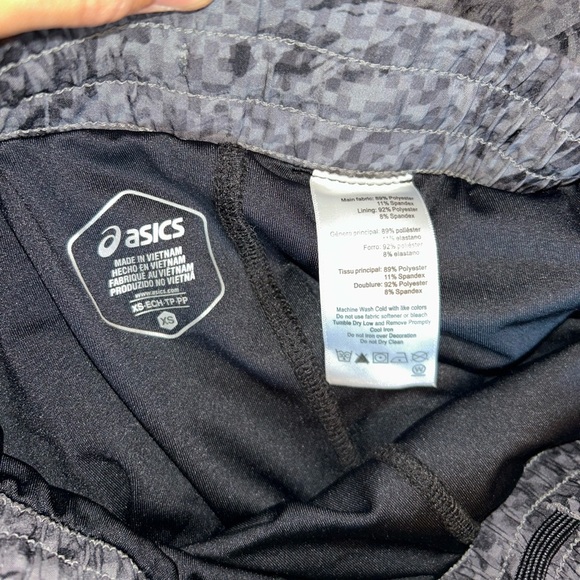 Asics Women's Gray Patterned running Shorts - Picture 3 of 4